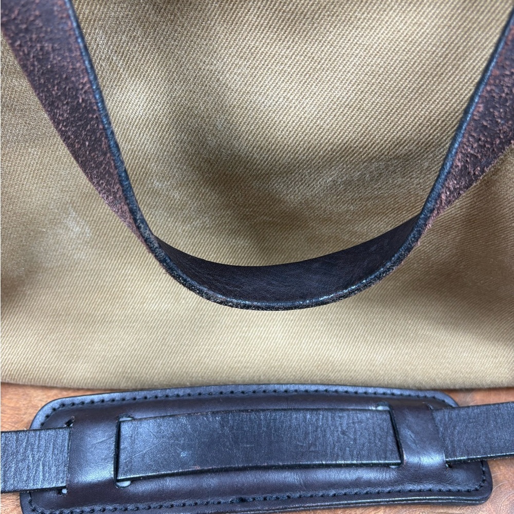 Filson Original Twill Briefcase
Discreet tag/ inside flap - Picture 14 of 14